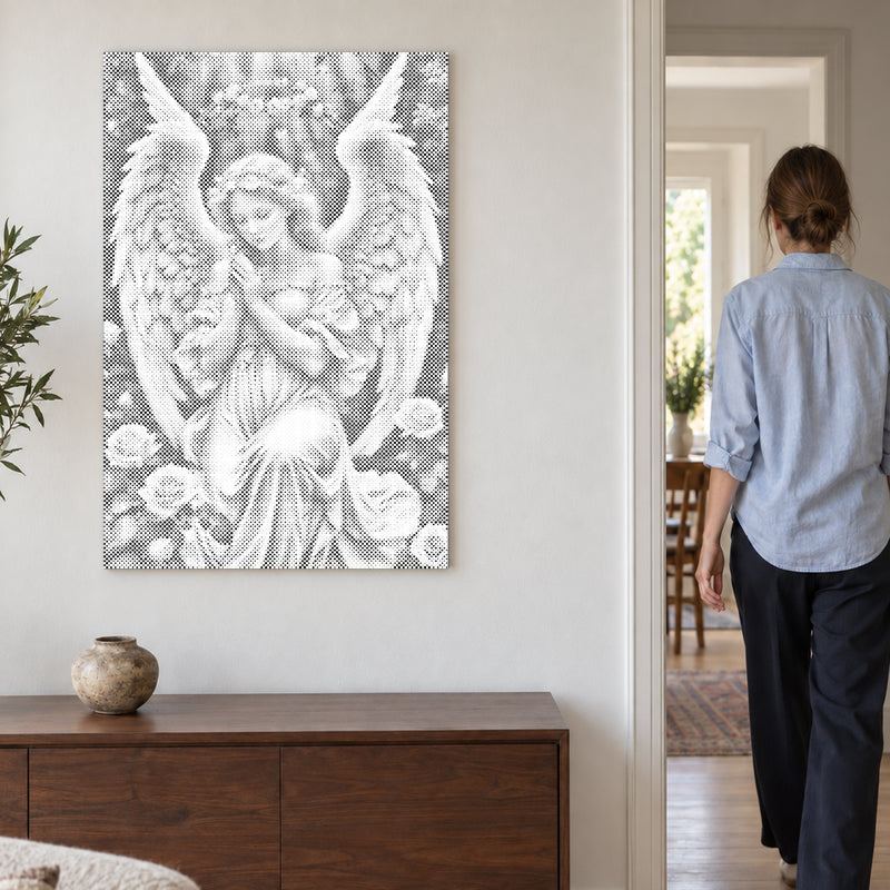 Toile de peinture par points “Ange aux roses délicates”, sur un mur ivoire, tandis qu’une personne quitte la pièce.