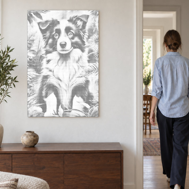 Toile de peinture par points “Chiot border collie”, sur un mur clair, avec une personne passant par la porte voisine.