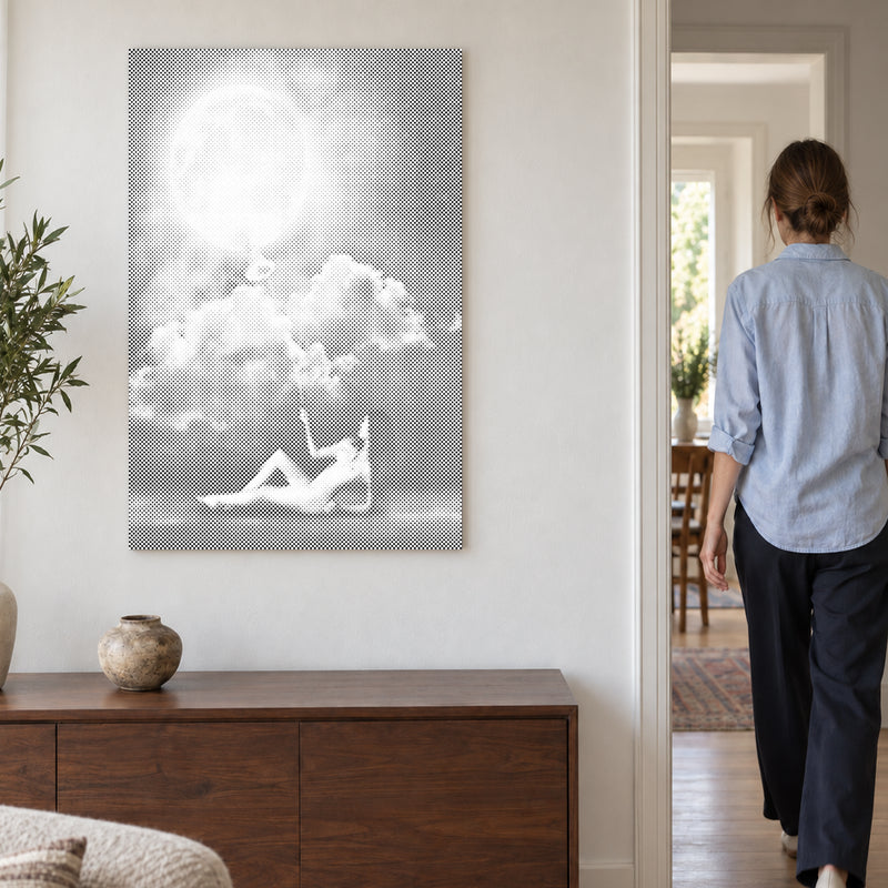 Toile de peinture par points “Monarque de la lune”, sur un mur clair, avec une personne passant par la porte voisine.