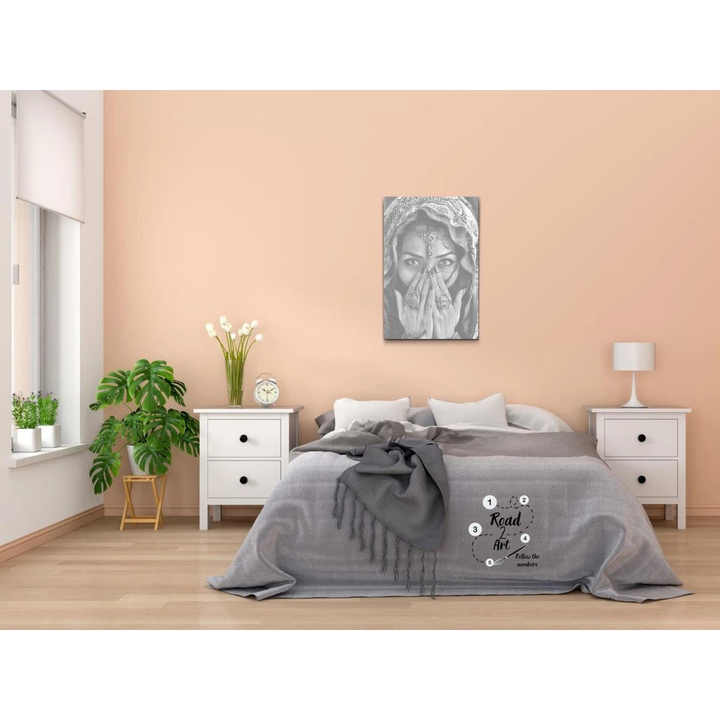 Punktmalerei Leinwand – feminines Gesicht mit Tuch und Ringen, Nahaufnahme