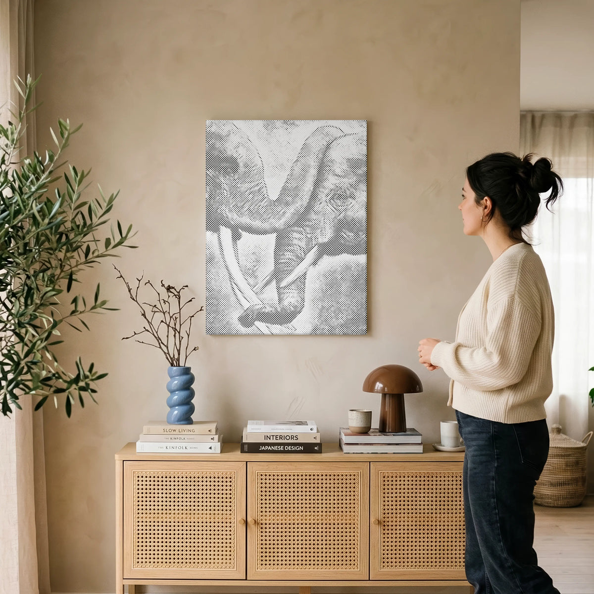 Peinture par points terminée exposée dans un intérieur calme