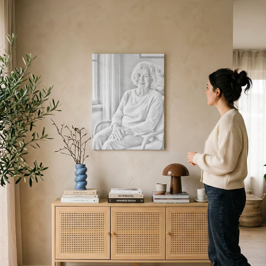 Une personne pose des points sur une toile Paint By Dots dans notre atelier européen