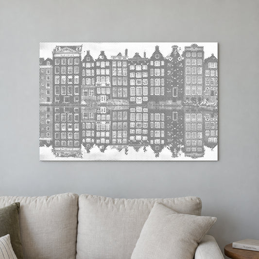 Toile de peinture par points “Maisons d’Amsterdam”, sur un mur clair dans une pièce baignée d’une lumière douce.