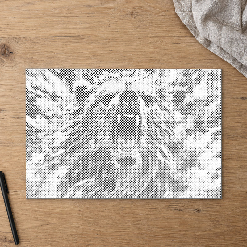 Toile de peinture par points “Ours en colère”, vue du dessus sur une table de travail à la lumière douce du jour.