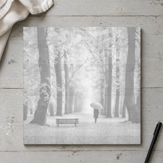 Toile de peinture par points “Forêt d’automne”, vue du dessus sur une table de travail à la lumière douce du jour.
