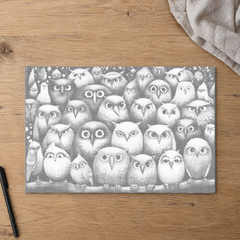 Toile de peinture par points “Oiseaux, oiseaux, oiseaux”, vue du dessus sur une table de travail à la lumière douce du jour.