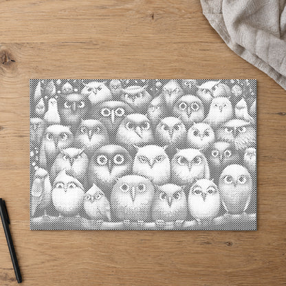 Toile de peinture par points “Oiseaux, oiseaux, oiseaux”, vue du dessus sur une table de travail à la lumière douce du jour.