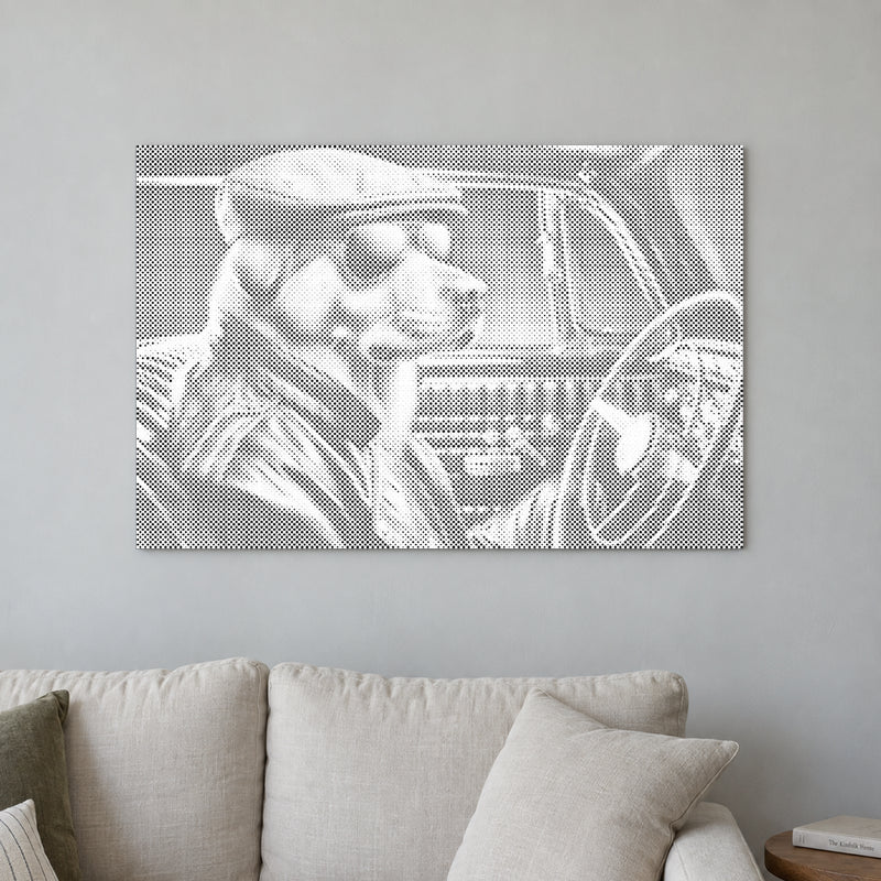 Toile de peinture par points “Chien cool”, sur un mur clair dans une pièce baignée d’une lumière douce.
