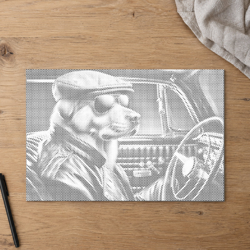 Toile de peinture par points “Chien cool”, vue du dessus sur une table de travail à la lumière douce du jour.