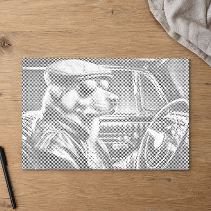 Toile de peinture par points “Chien cool”, vue du dessus sur une table de travail à la lumière douce du jour.