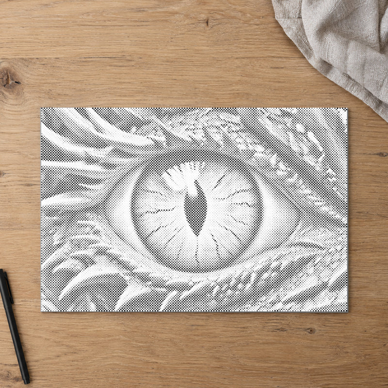 Toile de peinture par points “Œil de dragon”, vue du dessus sur une table de travail à la lumière douce du jour.