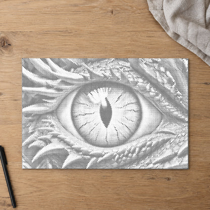 Toile de peinture par points “Œil de dragon”, vue du dessus sur une table de travail à la lumière douce du jour.