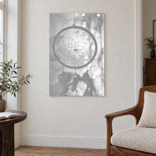 Toile de peinture par points “Attrape-rêves classique”, sur un mur clair dans une pièce baignée d’une lumière douce.