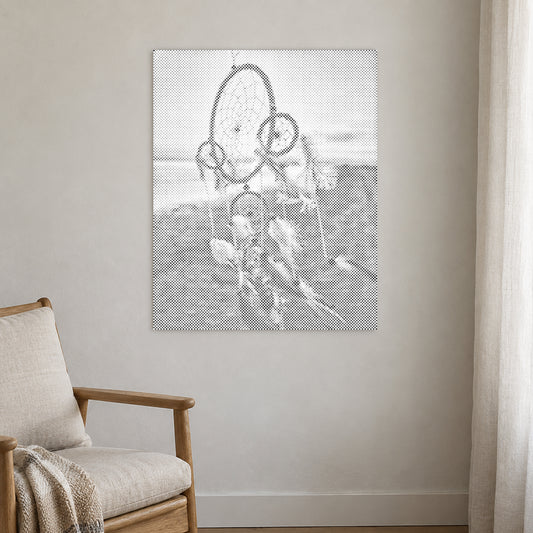 Toile de peinture par points “Attrape-rêves dans le vent”, sur un mur clair dans une pièce baignée d’une lumière douce.