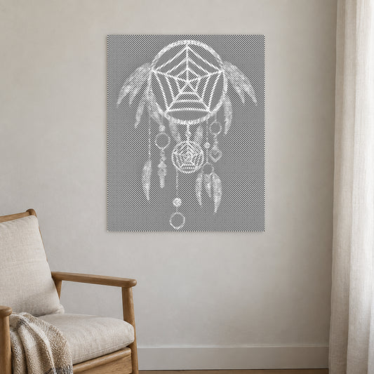 Toile de peinture par points “Attrape-rêves”, sur un mur clair dans une pièce baignée d’une lumière douce.