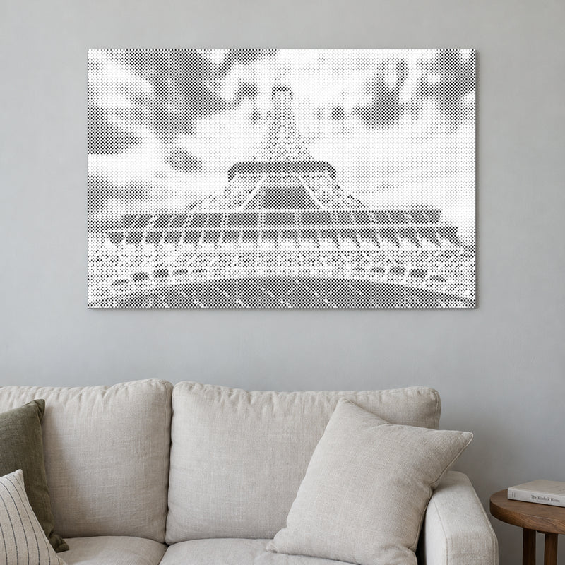 Toile de peinture par points “Tour Eiffel”, sur un mur clair dans une pièce baignée d’une lumière douce.