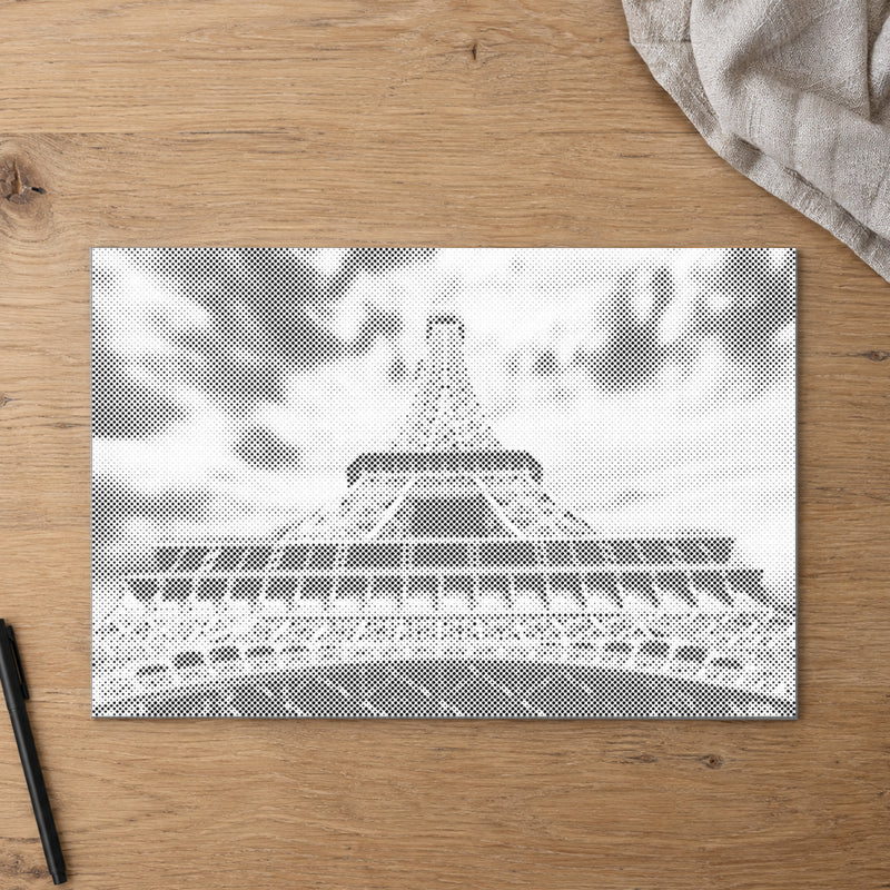 Toile de peinture par points “Tour Eiffel”, vue du dessus sur une table de travail à la lumière douce du jour.