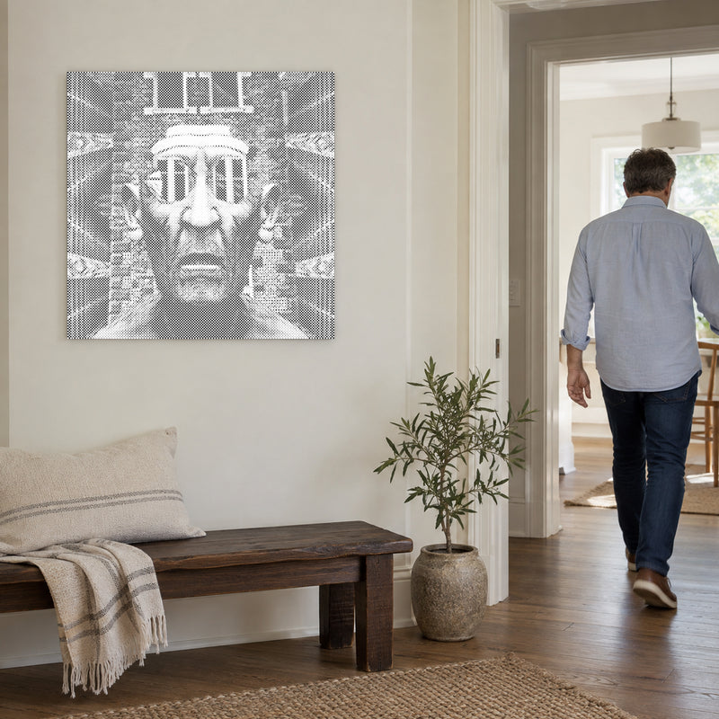 Toile de peinture par points “Homme impressionnant”, sur un mur clair, avec une personne passant par la porte voisine.