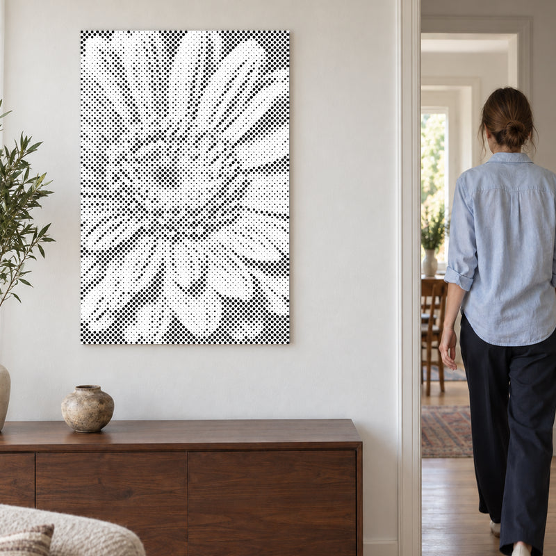 Toile de peinture par points “Fleur de gerbera”, sur un mur clair, avec une personne passant par la porte voisine.