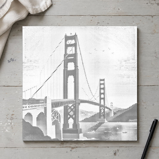 Toile de peinture par points “Golden Gate Bridge”, vue du dessus sur une table de travail à la lumière douce du jour.