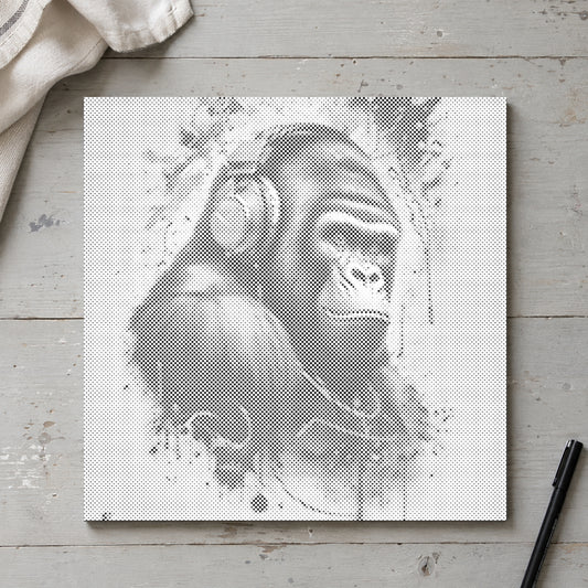 Toile de peinture par points “Gorille avec casque audio”, vue du dessus sur une table de travail à la lumière douce du jour.
