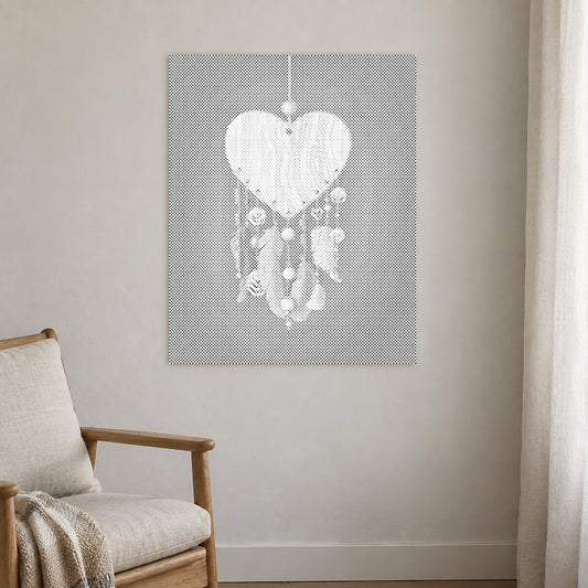 Toile de peinture par points “Attrape-rêves en forme de cœur”, sur un mur clair dans une pièce baignée d’une lumière douce.
