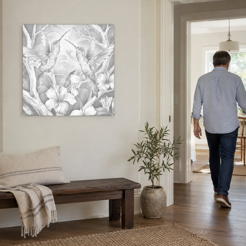 Toile de peinture par points “Colibris parmi les fleurs”, sur un mur clair, avec une personne passant par la porte voisine.