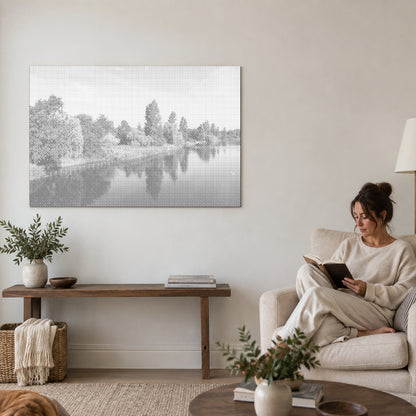 Toile de peinture par points “Hyde Park à Londres”, sur le mur d’un salon, avec une personne lisant dans un fauteuil à côté.