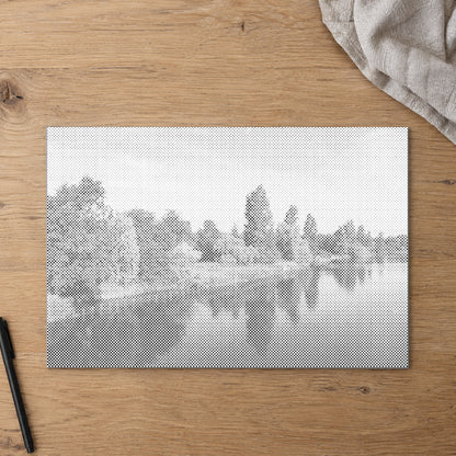 Toile de peinture par points “Hyde Park à Londres”, vue du dessus sur une table de travail à la lumière douce du jour.