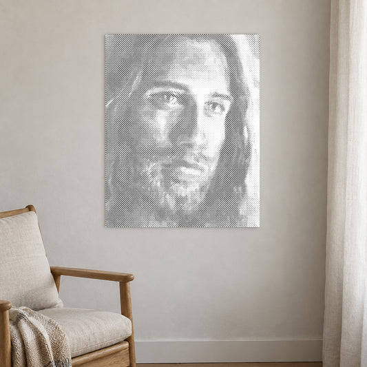 Toile de peinture par points “Jésus-Christ”, sur un mur clair dans une pièce baignée d’une lumière douce.