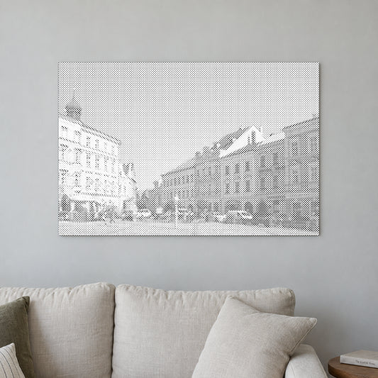 Toile de peinture par points “Jindřichův Hradec”, sur un mur clair dans une pièce baignée d’une lumière douce.