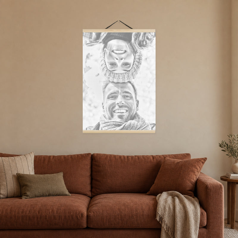 Cadre magnétique pour toile, sur un mur couleur argile au-dessus d’un canapé rouille.