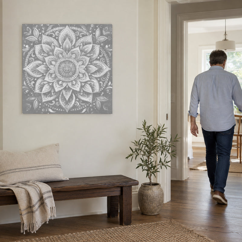 Toile de peinture par points “Mandala moderne”, sur un mur clair, avec une personne passant par la porte voisine.