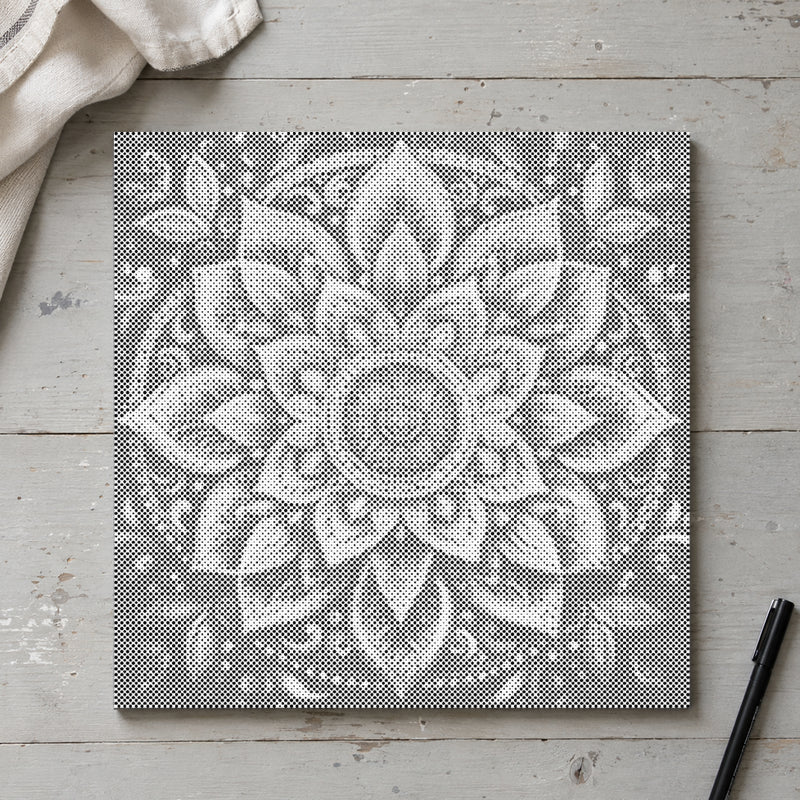 Toile de peinture par points “Mandala moderne”, vue du dessus sur une table de travail à la lumière douce du jour.