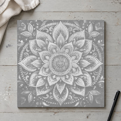 Toile de peinture par points “Mandala moderne”, vue du dessus sur une table de travail à la lumière douce du jour.