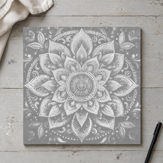 Toile de peinture par points “Mandala moderne”, vue du dessus sur une table de travail à la lumière douce du jour.