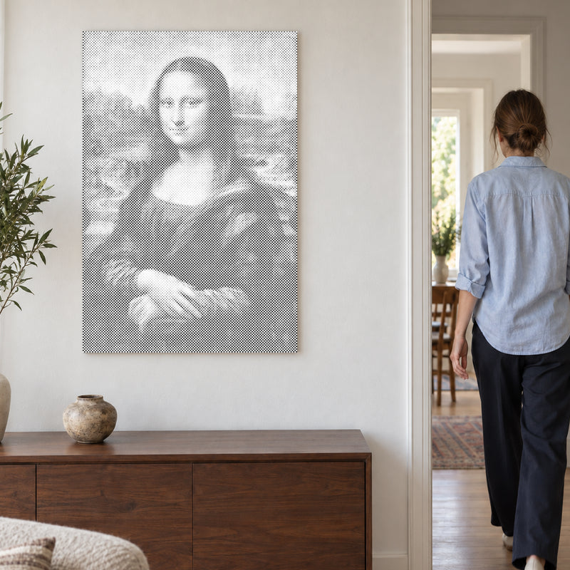 Toile de peinture par points “Mona Lisa de Léonard de Vinci”, sur un mur clair, avec une personne passant par la porte voisine.