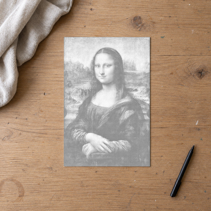 Toile de peinture par points “Mona Lisa de Léonard de Vinci”, vue du dessus sur une table de travail à la lumière douce du jour.