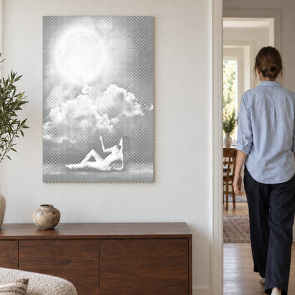 Toile de peinture par points “Monarque de la lune”, sur un mur clair, avec une personne passant par la porte voisine.