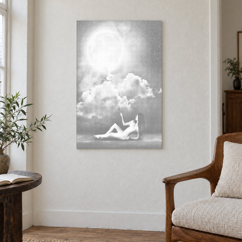 Toile de peinture par points “Monarque de la lune”, sur un mur clair dans une pièce baignée d’une lumière douce.