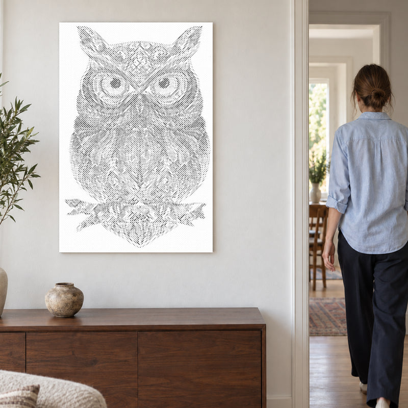 Toile de peinture par points “Mandala hibou”, sur un mur clair, avec une personne passant par la porte voisine.