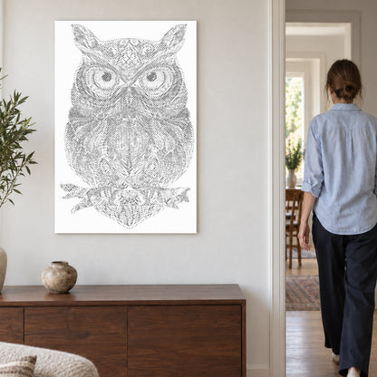Toile de peinture par points “Mandala hibou”, sur un mur clair, avec une personne passant par la porte voisine.