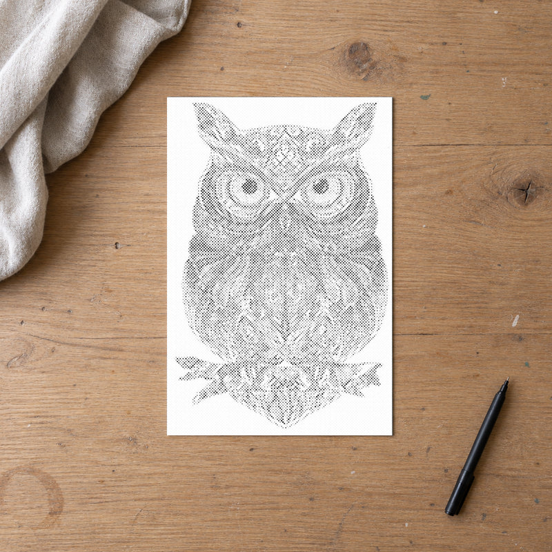 Toile de peinture par points “Mandala hibou”, vue du dessus sur une table de travail à la lumière douce du jour.