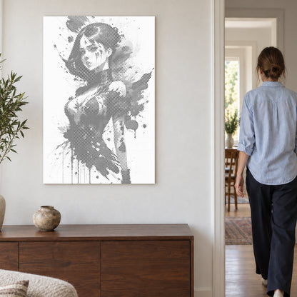 Toile de peinture par points “Femme provocante”, sur un mur clair, avec une personne passant par la porte voisine.