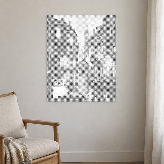 Toile de peinture par points “Venise de nuit”, sur un mur clair dans une pièce baignée d’une lumière douce.