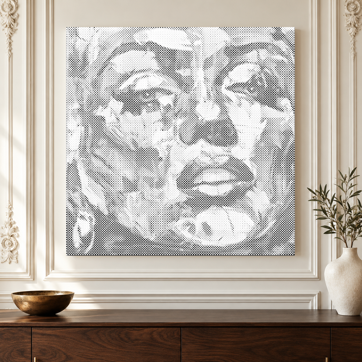 La muse peinte, portrait carré en peinture par points, en gros plan devant des murs ivoire aux moulures raffinées.