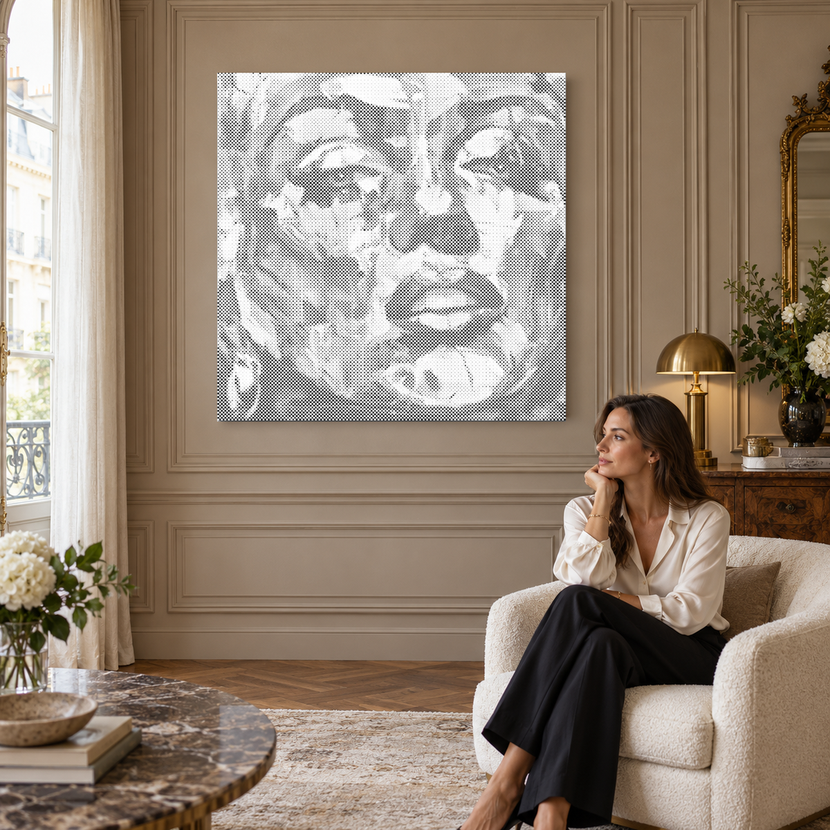La muse peinte, portrait carré en peinture par points, dans une pièce élégante aux murs taupe avec moulures et une femme assise à proximité.