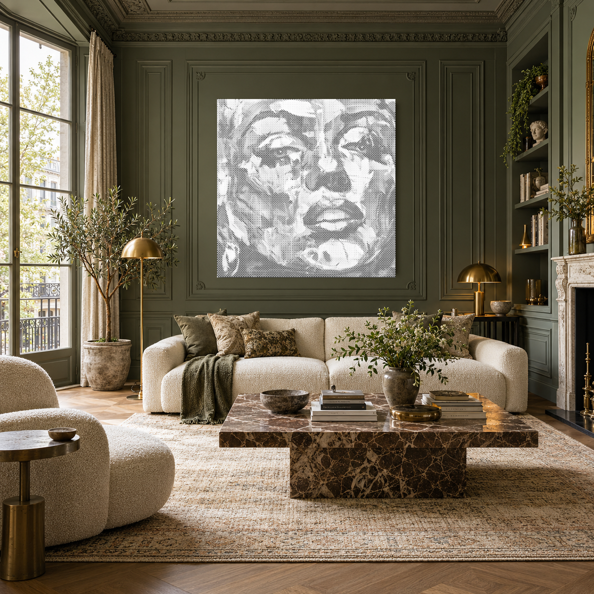 La muse peinte, portrait carré en peinture par points, dans un salon luxueux aux murs olive avec moulures.