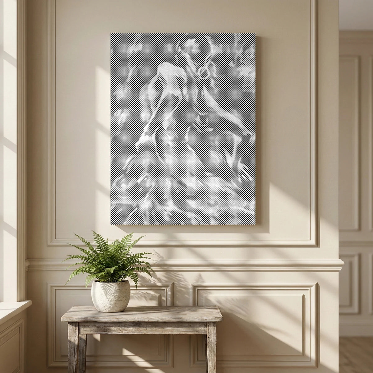 Poésie en mouvement : toile en points représentant une danseuse, sans bordure, sur un mur crème à moulures au-dessus d’une table rustique.